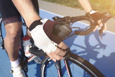 kolu çubukları bisiklet yolu üzerinde