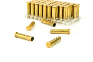 Mermi yığını beyaz arka plan üzerinde