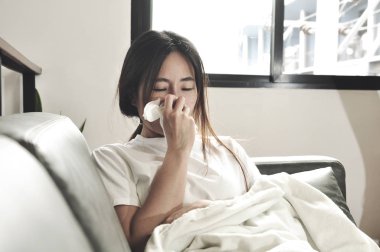 Asyalı kadın hasta ve grip