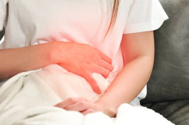 Genç kadın mide ağrısı