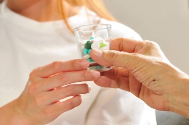 Hasta kişi cam hapları