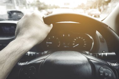 Yolda araba sürüyorum.