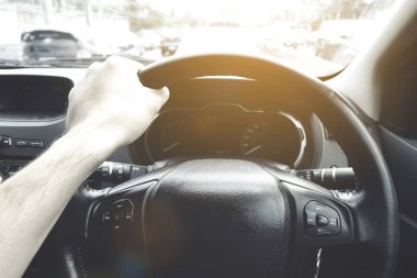 Yolda araba sürüyorum.