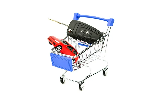 Warenkorb Mit Autoschlüssel Und Miniatur Auto Innen Isoliert Auf Weiß — Stockfoto