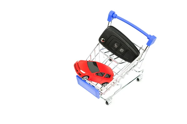 Alışveriş Sepeti Ile Oyuncak Araba Araba Anahtar Içinde Izole Üzerinde — Stok fotoğraf