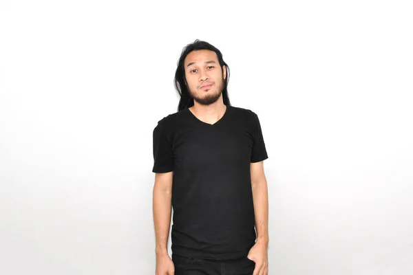 Asiatische Mann Mit Langen Haaren Blick Auf Kamera Auf Weißem — Stockfoto