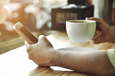 Kahve Cafe dinlenme sırasında cep telefonu kullanan kişiler