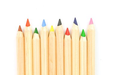 Beyaz arka plan üzerinde çeşitli renkli kalemler set