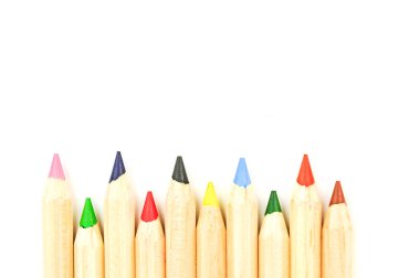 Beyaz arka plan üzerinde çeşitli renkli kalemler set