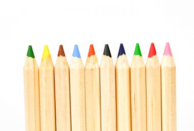 Beyaz arka plan üzerinde çeşitli renkli kalemler set