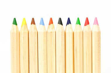 Beyaz arka plan üzerinde çeşitli renkli kalemler set