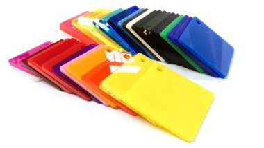 Beyaz arka plan üzerine akrilik renk örneği yaprak yakın çekim çekim