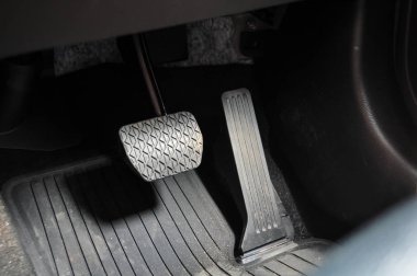 Hızlandırıcı ve fren pedalı arabada yakın çekim vurdu