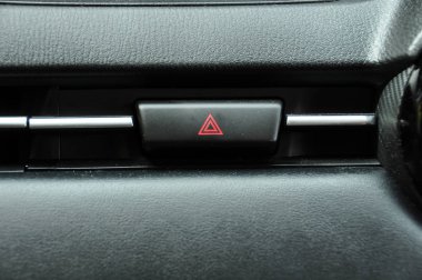 Acil durum düğmesine arabada yakın çekim çekim