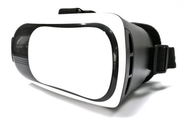 beyaz arkaplanda sanal gerçeklik gözlükleri