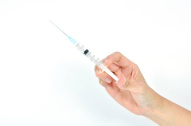 kırpılmış kadeh beyaz izole aşı ile şırınga tutan kadın