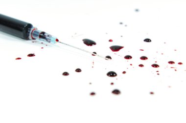 kan damlaları beyaz yüzeyi ile şırınga