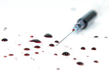 kan damlaları beyaz yüzeyi ile şırınga