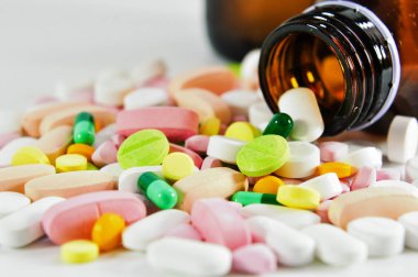 Beyaz arka planda uyuşturucular