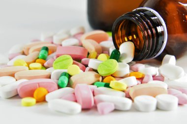 Beyaz arka planda uyuşturucular