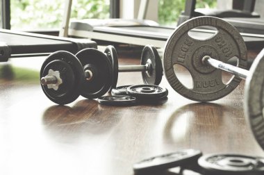 dumbbell ve halter salonunda katta