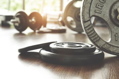 dumbbell ve halter salonunda katta