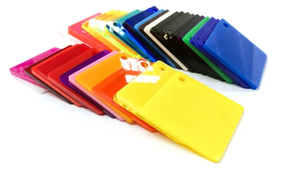 Beyaz arka plan üzerine akrilik renk örneği yaprak yakın çekim çekim