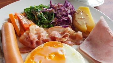 Kızarmış domuz pastırması yumurta ve jambon kahvaltı yakın çekim çekim