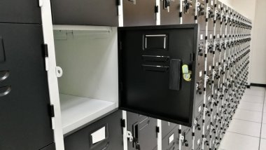 boş soyunma odasında açın