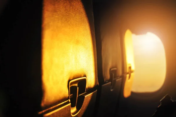 Patrząc Okna Samolotu — Zdjęcie stockowe
