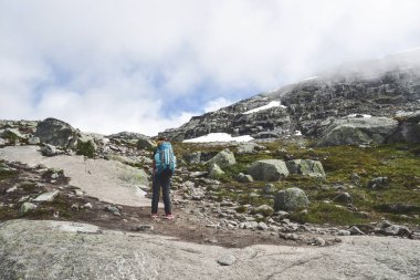 kadın trolltunga dağlarda hiking