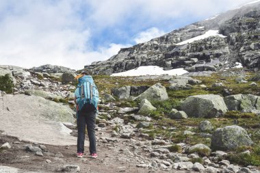 kadın trolltunga dağlarda hiking