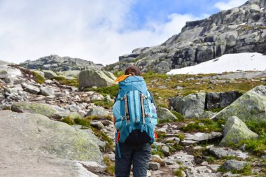 kadın trolltunga dağlarda hiking