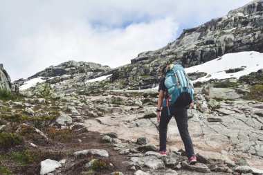 kadın trolltunga dağlarda hiking