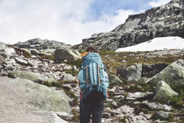 kadın trolltunga dağlarda hiking