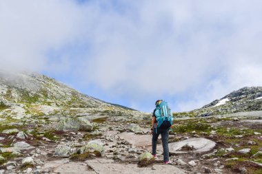 kadın trolltunga dağlarda hiking