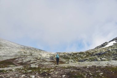 kadın trolltunga dağlarda hiking