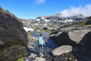 kadın trolltunga dağlarda hiking