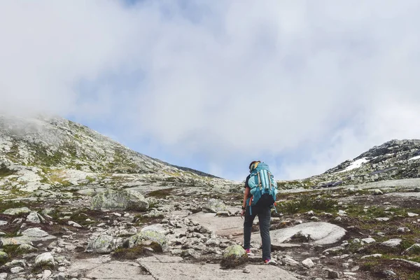 kadın trolltunga dağlarda hiking