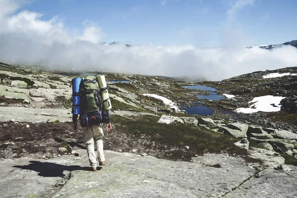 adam trolltunga dağlarda hiking