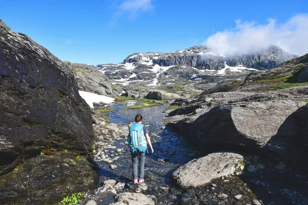 kadın trolltunga dağlarda hiking
