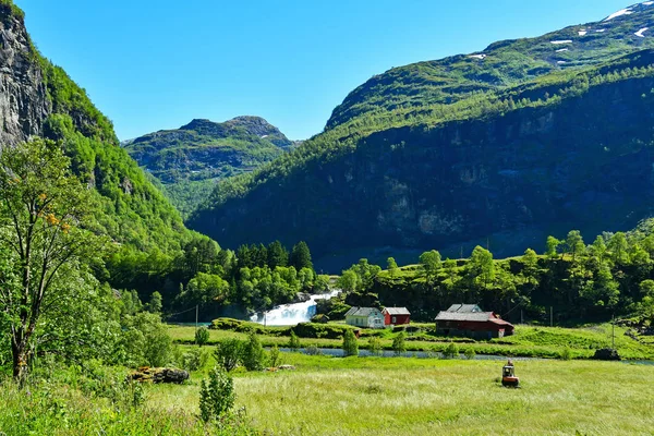 Flam Norveç, şelale ile kırsal çiftlik — Stok fotoğraf