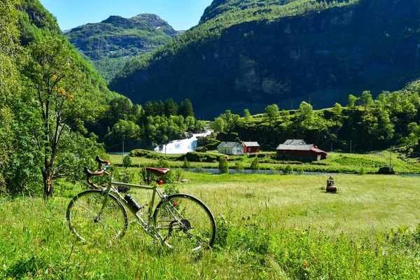 Flam Norveç, dağ yolda Bisiklet — Stok fotoğraf