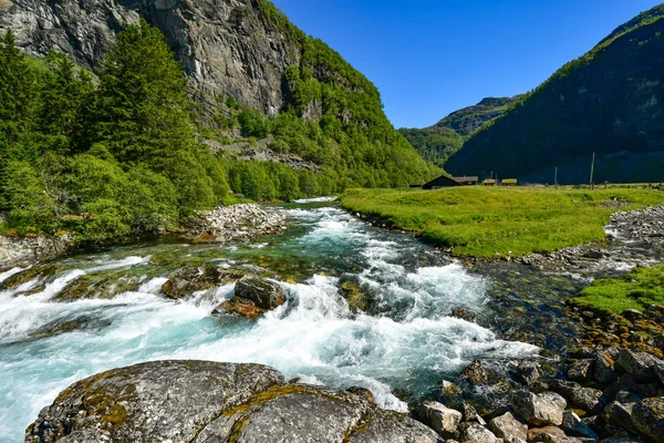 Flam Norveç, şelale ile kırsal çiftlik — Stok fotoğraf