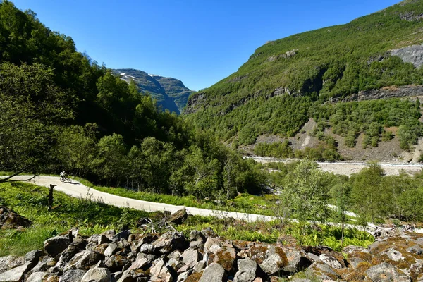 Personnes font du vélo sur la route de montagne à flam Norvège — Photo