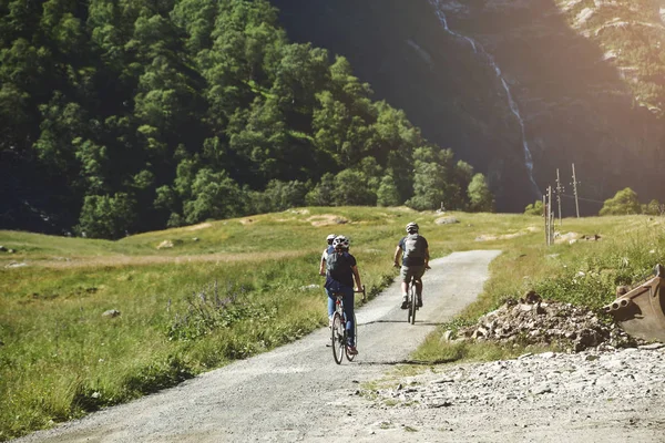 Emberek lovagolni kerékpár, hegyi úton: flam, Norvégia — Stock Fotó