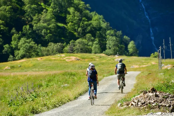 Emberek lovagolni kerékpár, hegyi úton: flam, Norvégia — Stock Fotó