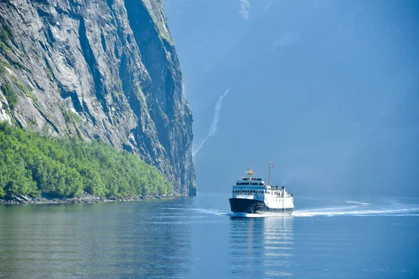 Geiranger Norveç'te feribot ile seyahat — Stok fotoğraf