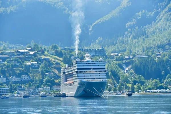 Geiranger Norveç'te feribot ile seyahat — Stok fotoğraf
