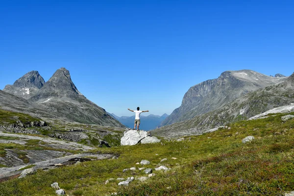 Hombre mirando a la montaña — Foto de Stock